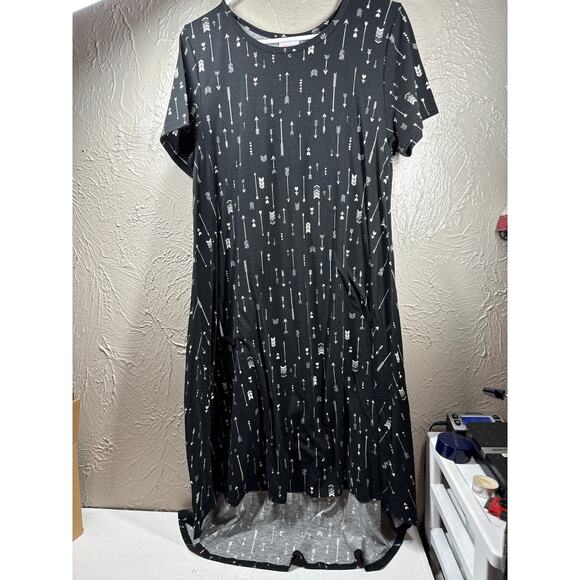 LuLaRoe Short Sleeve Round Neck Carly Stretch Swing Dress Arrows Size Medium - Picture 1 of 6